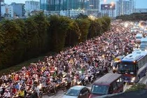 Video: Cảnh xe cộ chen nhau vào hầm sông Sài Gòn