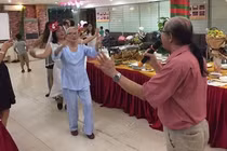 Đám cưới độc: Cô dâu 55 tuổi có bầu trước cưới, nhảy múa tưng bừng