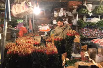 Cận kề 20/10, giá hoa tươi ở Quảng An tăng “chóng mặt” 