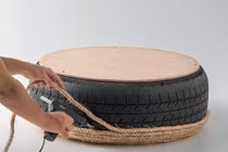 Ông bố đảm kiếm lốp xe cũ trang trí khiến cả nhà thích thú