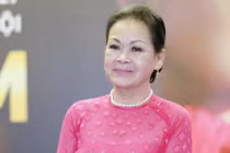 Danh ca Khánh Ly: Bây giờ yêu nhau phải biểu hiện bằng dao, búa