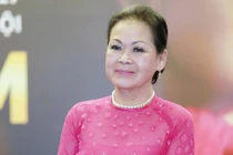 Danh ca Khánh Ly: Bây giờ yêu nhau phải biểu hiện bằng dao, búa