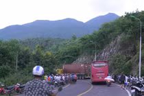 Xe đầu kéo đấu đầu ô tô 4 chỗ, 1 người tử vong tại chỗ