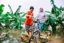 Chùm ảnh: Cuộc sống ở ốc đảo Hà Nội những ngày nước lên