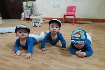 Ảnh mới về 3 bé sinh cùng trứng hiếm gặp trên thế giới