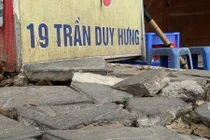 Ảnh: Đá bền 70 năm nát bét trên vỉa hè Hà Nội