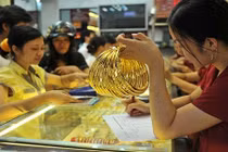 Giá vàng thế giới và trong nước đồng loạt lao dốc