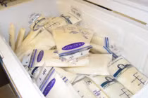 Sự thực về việc nhỏ sữa mẹ giúp con hết đau mắt