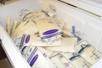 Sự thực về việc nhỏ sữa mẹ giúp con hết đau mắt