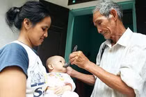 Chuyện tình cảm động “bác-cháu” của đôi vợ chồng lệch nhau 43 tuổi 