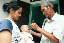 Chuyện tình cảm động “bác-cháu” của đôi vợ chồng lệch nhau 43 tuổi 