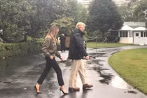 Giải oan cho bà Trump vụ mang giày cao gót thăm bão