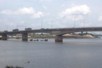 Một cán bộ dự án tỉnh Ninh Bình bỏ ô tô nhảy sông tự tử