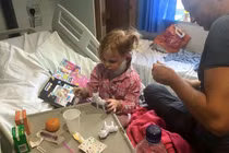 Kinh hoàng bé gái 4 tuổi bị bỏng nặng khi xem pháo hoa trong vườn nhà