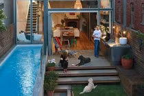 Nhà nhỏ vẫn vô tư xây bể bơi mini xinh đẹp như thế này đây