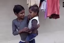 Video: Cậu bé có đuôi dài như khỉ ở Ấn Độ, được phong là thần