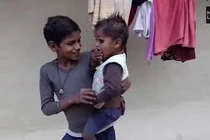 Video: Cậu bé có đuôi dài như khỉ ở Ấn Độ, được phong là thần