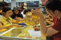 Giá vàng “lao dốc”, nhà đầu tư lo ngại