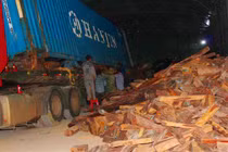 Bắt tại trận trà trộn gỗ quý vào ngô qua cửa khẩu