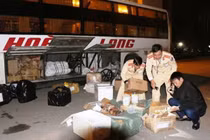 Phát hiện 19 đầu khỉ trên xe giường nằm