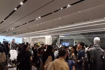 Mệt nhoài chờ thử đồ, thanh toán tại cửa hàng Zara Hà Nội