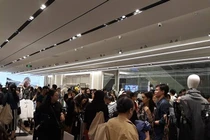 Mệt nhoài chờ thử đồ, thanh toán tại cửa hàng Zara Hà Nội