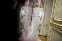 Điều gì làm nên chiếc váy cưới cần 3000 tiếng để hoàn thành?