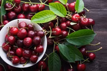 Bàn trà thêm sang với quà ngoại cao cấp ngày Tết