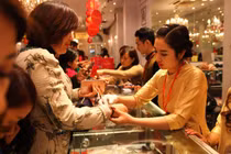 Giảm mạnh, giá vàng vẫn ở mức cao nhất một năm