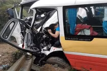 Vụ xe buýt đối đầu xe tải: Có dấu hiệu tài xế lấn làn