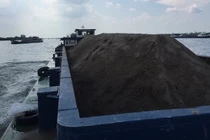 Cát tăng giá gấp đôi, sà lan xếp hàng dài chờ mua 