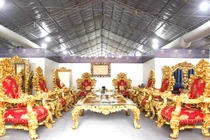 Choáng ngợp bàn ghế dát vàng 2 tỷ phục vụ đại gia Việt