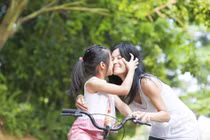 Lý do gì khiến cô gái đau khổ bỏ nhà đi khi phát hiện mẹ có thai?