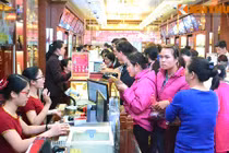 Dân Hà Nội đổ xô mua vàng cầu may ngày vía Thần Tài