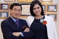 Mẹ chồng Hà Tăng chi 80 tỷ mua 3 triệu cổ phiếu hàng không