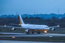 Video: Quốc vương Brunei tự lái chuyên cơ đến Đà Nẵng dự APEC