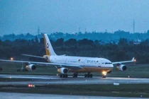 Video: Quốc vương Brunei tự lái chuyên cơ đến Đà Nẵng dự APEC