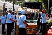 Quận 1 phá nhà công vụ lấn chiếm vỉa hè