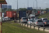 Nghi án đâm thủng lốp ôtô, trộm hơn 2 tỷ đồng giữa đường