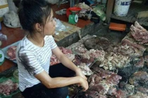 Một công ty thu mua đàn lợn của tiểu thương bị hắt chất bẩn
