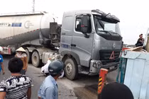 Quảng Nam: Xe máy va chạm với xe bồn, 2 người chết thảm