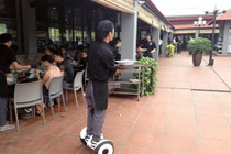 Độc nhất Hà Nội: Đi xe điện cân bằng bê đồ ăn cho khách