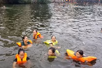 Ao tù hô biến thành bể bơi hút U60 “vùng vẫy“