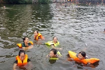 Ao tù hô biến thành bể bơi hút U60 “vùng vẫy“