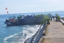 Đảo Lý Sơn bị cô lập vì bão số 16