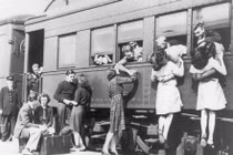 11 bức ảnh hiếm thời chiến cho thấy sức mạnh bất diệt của tình yêu