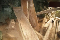 Bí ẩn những cỗ quan tài treo trên vách núi hang Ma 