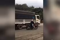 Video: Nữ "ninja" đứng giữa làn đường "buôn" điện thoại bất chấp nguy hiểm 