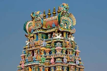 Ngôi đền cầu vồng nổi tiếng với hàng ngàn bức tượng đủ hình kì dị