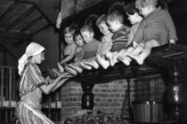 Ảnh: Trẻ em sơ tán trong chiến dịch oanh tạc của phát xít Đức